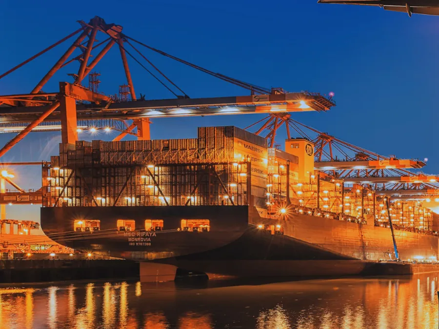 Porte-conteneurs à quai dans un port de nuit